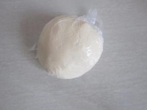 油酥原料揉成团放冰箱静置30分钟，天气热油酥放冰箱冷藏方便接下来的操作。