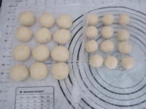 将静置过的酥皮和油酥分别分成12等份的小团。