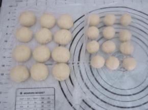 将静置过的酥皮和油酥分别分成12等份的小团。