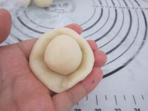 把酥皮按扁包上油酥收口朝下。