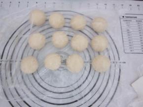 全部包好的面团盖上保鲜膜松弛20分钟。