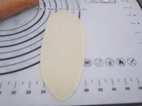 取一面团擀开呈牛舌状。