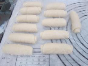 依次擀卷好盖上保鲜膜松弛20分钟。