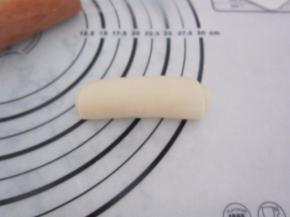 从上往下卷起。