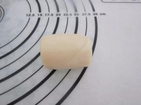 从上往下卷成筒状