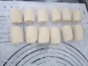 擀卷结束，盖上保鲜膜松弛20分钟。