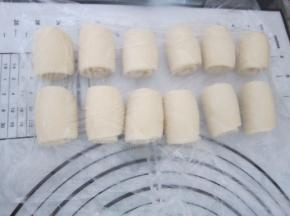 擀卷结束，盖上保鲜膜松弛20分钟。