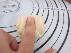 拿出饼胚用手指按住中间。