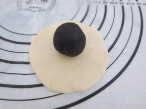 擀成圆形饼状。放上芝麻馅。