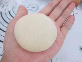 用掌心稍稍按扁。