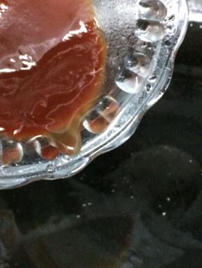 

另起一锅，倒入少量的油烧热后，放入番茄酱，再放入半碗水调均