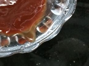 

另起一锅，倒入少量的油烧热后，放入番茄酱，再放入半碗水调均