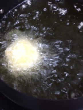 锅里倒入适量的油烧热后，将土豆鹌鹑蛋放入锅中