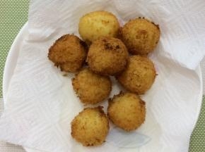捞出放在铺有厨房纸的盘子上面