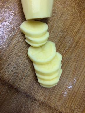 土豆去皮切成薄片