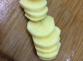 土豆去皮切成薄片