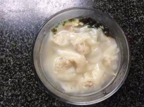 等到再次煮开，馄饨浮起即可放入碗里，搅拌均匀就能吃了