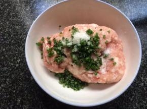 香葱剁碎取一大半放入肉馅，加入料酒，白糖，食用油，盐