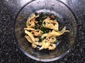 放入碗里，加入紫菜和葱花