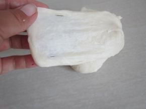 材料混合均匀，揉至可以拉出薄膜状态。包上保鲜膜静置30分钟。