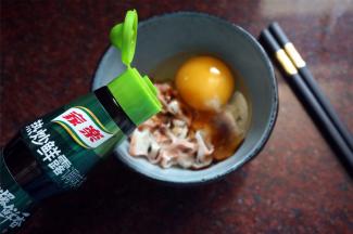 将鸡蛋打入蟹柳碎中，加入适量的热炒鲜露调味。