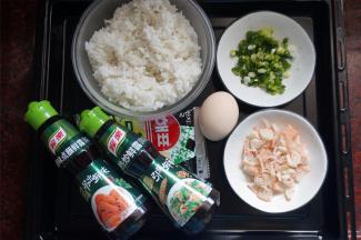 准备食材，将香葱洗净后切碎，蟹柳棒切碎。