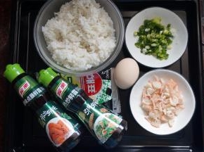 准备食材，将香葱洗净后切碎，蟹柳棒切碎。