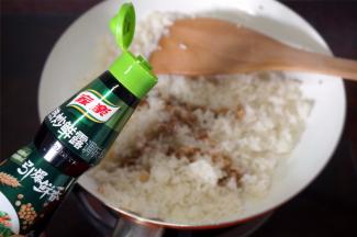 锅里放入适量的食用油，倒入米饭，炒热后淋入适量的热炒鲜露,，放入1小勺食盐，炒均匀。