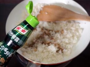 锅里放入适量的食用油，倒入米饭，炒热后淋入适量的热炒鲜露,，放入1小勺食盐，炒均匀。