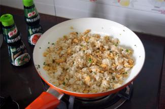 翻炒均匀后熄火，稍微冷却3分钟再操作。