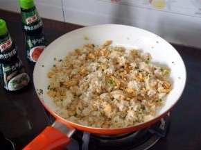 翻炒均匀后熄火，稍微冷却3分钟再操作。