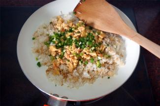 然后将超好的蟹柳蛋花，葱花加入。