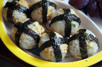 即食紫菜剪成长条后，在饭团上做十字装饰，完成。