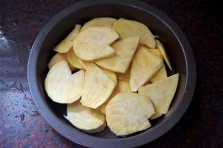 将红薯去皮切片，隔水蒸熟。