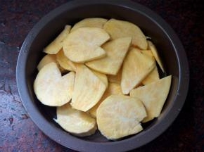 将红薯去皮切片，隔水蒸熟。