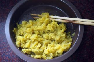 将蒸熟了的红薯碾成泥。