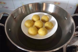 冷水上锅，大火蒸12分钟。