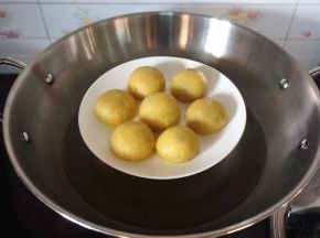 冷水上锅，大火蒸12分钟。