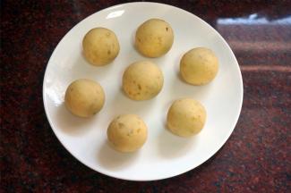 碟子刷油，将糯米球放到碟子上，注意保持一定的间隔。