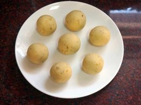 碟子刷油，将糯米球放到碟子上，注意保持一定的间隔。