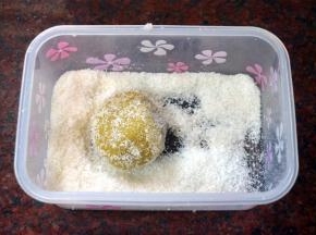 趁热取出糯米球，放入椰丝中滚几下，整体沾满椰丝即可。