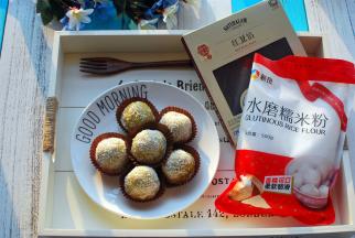 将做好的糯米糍装进纸托里，便可与它人分享美味。