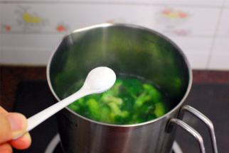 锅里留下少许水，加入1小勺食盐拌均，给西兰花调味。