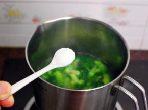 锅里留下少许水，加入1小勺食盐拌均，给西兰花调味。