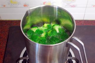 西兰花洗净后放入锅里，焯熟。焯的时候淋入少许食油，可让其保持鲜绿。