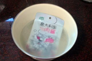 将焯西兰花的热水倒出，放入意大利肉酱包，烫热。