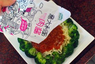 泡热了的肉酱直接淋到面条上。