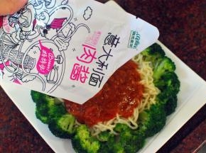 泡热了的肉酱直接淋到面条上。
