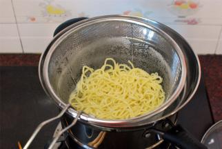 另起一锅，将鸡蛋面煮熟。