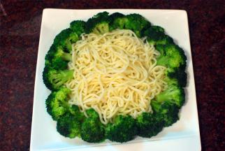 将面条盛出，四周围上西兰花。